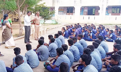 சைபர் குற்றம் குறித்து மாணவர்களுக்கு போலீசார் விழிப்புணர்வு