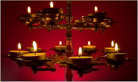 சரவிளக்கில் தீபம் ஏற்றுங்கள்