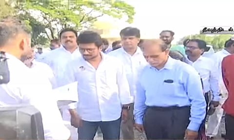 பார்முலா 4 கார் பந்தயம்: தீவுத்திடலில் ஆய்வு மேற்கொண்ட உதயநிதி ஸ்டாலின்