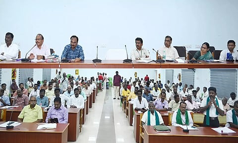 மாவட்ட வருவாய் அலுவலர் சத்திய நாராயணன் தலைமையில் விவசாயிகள் குறை தீர்க்கும் கூட்டம் நடைபெற்ற காட்சி.&nbsp;