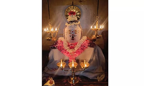 மருந்துவாழ்மலையில் ஜோதிலிங்கேஸ்வரருக்கு 16 வகையான வாசனை திரவியங்களால் சிறப்பு அபிஷேகம்