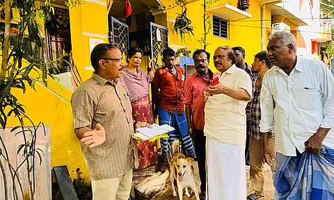 புதிய சாலை அமைத்து கொடுக்கும் படி அப்பகுதி மக்கள் தொகுதி எம்.எல்.ஏ.வான அனிபால் கென்னடியிடம் கோரிக்கை விடுத்த காட்சி.