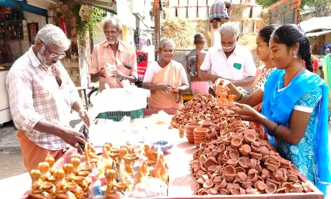 கச்சேரி தெருவில் அகல் விளக்கு உள்ளிட்ட பூஜை பொருட்களை வாங்கி சென்றனர்.