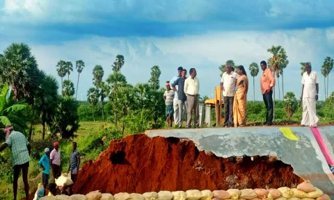 உடைப்பு ஏற்பட்ட பகுதியில் பொறியாளர்கள் கார்த்திகேயன், உமாதேவி உள்ளிட்ட அதிகாரிகள் ஆய்வு செய்த காட்சி.