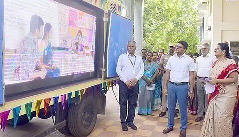 குடும்ப நல அறுவை சிகிச்சை விழிப்புணர்வு வாகன பேரணியை கலெக்டர் விஷ்ணுசந்திரன் தொடங்கி வைத்தார்.