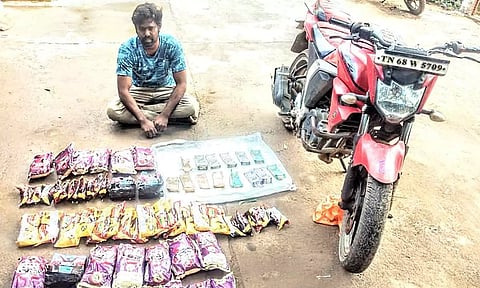 கைது செய்யப்பட்ட ராஜேஷ் மற்றும் பறிமுதல் செய்யப்பட்ட புகையிலை பொருட்கள்- ரொக்க பணம்.