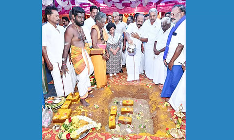 சிங்கம்புணரியில் புதிய பேரூராட்சி கட்டிடப் பணிகளை அமைச்சர் பெரிய கருப்பன், கலெக்டர் ஆஷா அஜித் தொடங்கிவைத்தனர். அருகில் பேரூராட்சி சேர்மன் அம்பலமுத்து உள்பட பலர் உள்ளனர்.