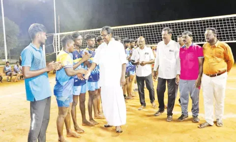 இறுதிப்போட்டியை மாவட்ட கைப்பந்து கழக செயலாளர் எஸ்.எஸ்.பழனிமாணிக்கம் எம்.பி. தொடங்கி வைத்தார்.