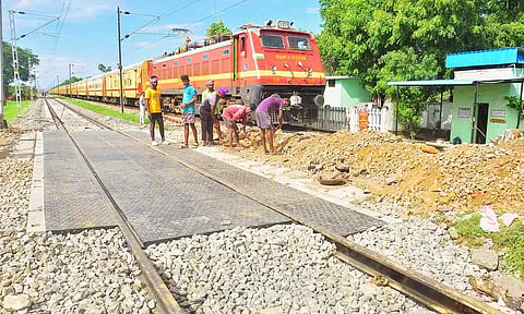 குலசேகரன் புதூர் ரெயில்வே கேட் பகுதியில் ரப்பரைஸ்ட் சீட்டுகள் அமைக்கப்பட்டு வருவதை காணலாம்.&nbsp;