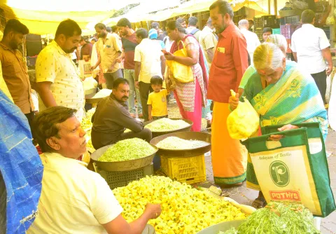 கோவை பூ மார்க்கெட்டில் பூக்கள் விலை உயர்வு