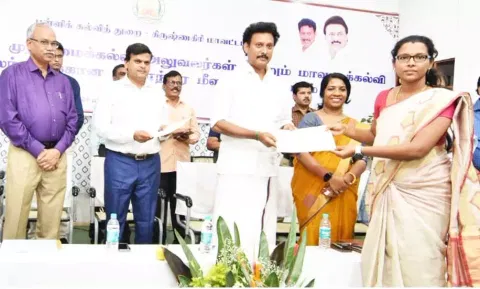 &nbsp; மாவட்ட கல்வி அலுவலர்களுக்கான மாதாந்திர மீளாய்வுக் கூட்டத்தில் அமைச்சர் அன்பில் மகேஷ் பொய்யாமொழி சிறந்த ஆசிரியருக்கு சான்றளித்தபோது எடுத்த படம்.