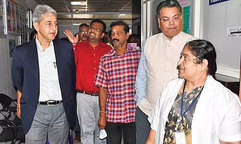 புதுவை அரசு ஆஸ்பத்திரியை மத்திய சுகாதாரத்துறை செயலர் பார்வையிட்ட காட்சி.