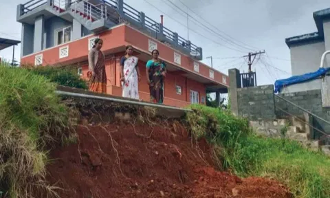 காந்திநகர் பகுதியில் மண்சரிவு ஏற்பட்டு வீடுகள் அந்தரத்தில் தொங்கும் காட்சி.