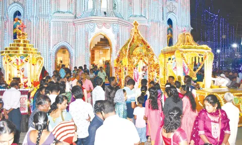 கிறிஸ்து அரசர் ஆலயத்தில் தேர் பவனி