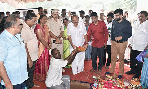 கடலூரில் பள்ளி விடுதி கட்டிடம் கட்டுவதற்கான பணியினை  அமைச்சர் எம்.ஆர். கே. பன்னீர்செல்வம் அடிக்கல் நாட்டி தொடங்கி வைத்தார்.&nbsp;