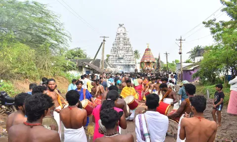 திருமாணிக்குழி வாமனபுரீஸ்வரர் கோவிலில் கார்த்திகை மாத பிரம்மோற்சவத்தை முன்னிட்டு தேர் திருவிழா நடைபெற்ற காட்சி.