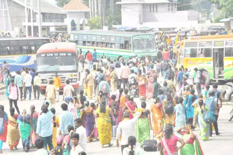 வேலூர் புதிய பஸ் நிலையத்தில் கூட்டம் அலைமோதிய காட்சி.