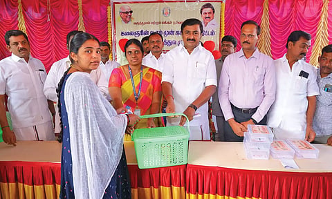 நிகழ்ச்சியில் ஊட்டச்சத்து பெட்டகத்தினை  அமைச்சர் மு.பெ.சாமிநாதன் வழங்கிய காட்சி.&nbsp;&nbsp;