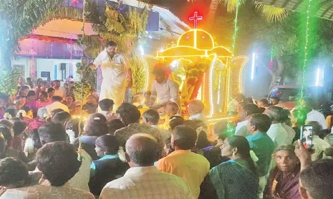 ஆலங்குளம் உலக மீட்பர் ஆலயம் பெருவிழா தேர்பவனி கோலாகலம்