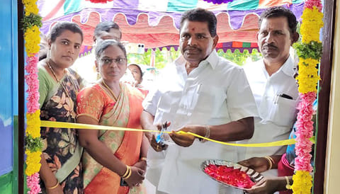 புதிய கட்டிடத்தை அமைச்சர் அனிதா ராதாகிருஷ்ணன் திறந்து வைத்தபோது எடுத்தபடம்.