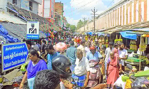 பூஜை பொருட்கள் வாங்குவதற்காக டவுன் மார்க்கெட்டில் பொதுமக்கள் கூட்டம் அலைமோதியதை படத்தில் காணலாம்.&nbsp;