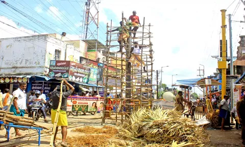 &nbsp;சொக்கப்பனை அமைக்கும் பணி நடைபெற்று வருவதை படத்தில் காணலாம்.