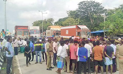 புதுச்சேரி-விழுப்புரம் 4 வழிச் சாலையில் பொதுமக்கள் திடீர் மறியல் போக்குவரத்து பாதிப்பு