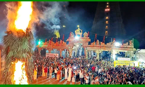 ராமேசுவரம் ராமநாதசுவாமி கோவில் முன்பு சொக்கப்பனை கொளுத்தும் நிகழ்ச்சி நடந்தது.