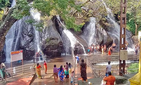 நீர்வரத்து குறைந்ததால் மிதமாக விழும் தண்ணீர்: குற்றாலம் அருவிகளில் குளித்து மகிழும் சுற்றுலா பயணிகள்