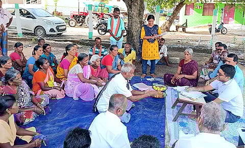 கடலாடி வட்டம் உச்சிநத்தம் மற்றும் வி.சேதுராஜபுரம் ஊராட்சிகளில் கலெக்டர் விஷ்ணுசந்திரன் பொதுமக்களை நேரில் சந்தித்து கோரிக்கைகள் குறித்து கேட்டறிந்தார்.&nbsp;
