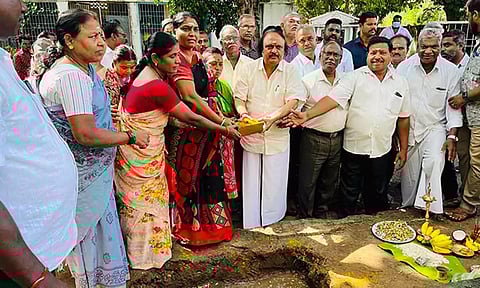 பாதாள சாக்கடை இணைக்கும் பணியை அனிபால் கென்னடி எம்.எல்.ஏ. தொடங்கி வைத்த காட்சி.