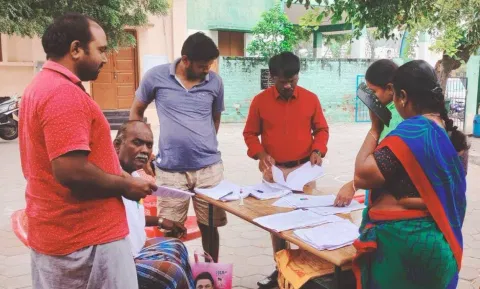 வேலாயுதம்பாளையம் பகுதியில் -வாக்காளர் பட்டியல் திருத்த முகாம்