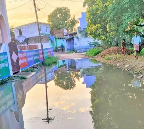 சாத்தான்குளம் அருகே ஒரு மாதத்திற்கும் மேலாகியும் வடியாத மழைநீர்