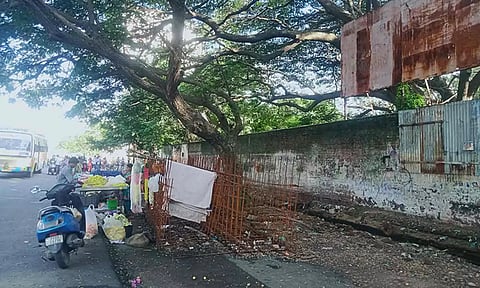 வாய்க்கால் உடைக்கப்பட்டு குப்பை குளங்கள் குவிந்து கிடக்கும் காட்சி.