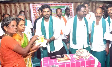 மகளிர் சுயஉதவி குழுக்களுக்கு வங்கி கடன் உதவியை பா.ஜனதா மாநில தலைவர் அண்ணாமலை வழங்கினார்.