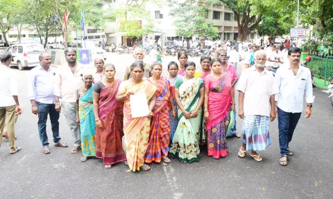 பொதுமக்கள் மனு அளிக்க வந்த காட்சி