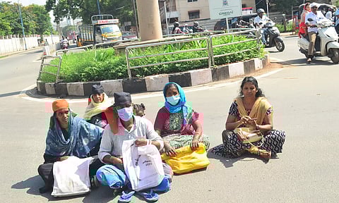 கோவை கலெக்டர் அலுவலகம் முன்பு மறியலில் ஈடுபட்ட குடும்பத்தினர்