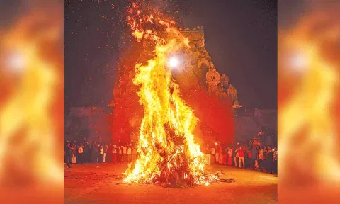 தஞ்சை பெரிய கோவில் முன்பு சொக்கப்பனை கொளுத்தப்பட்டது.