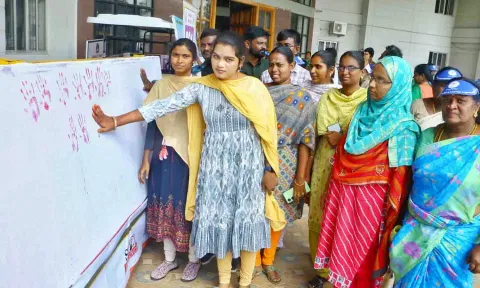 பெண்களுக்கு எதிரான வன்முறை ஒழிப்பு தின கையெழுத்து இயக்கம் - கைரேகை பதிவு நிகழ்ச்சி நடைபெற்ற காட்சி.&nbsp;