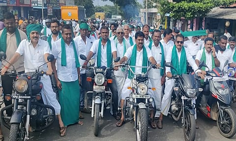 கீழ்பவானி கால்வாயில் கான்கிரீட் திட்டத்தை கைவிட கோரி வாகன பேரணி