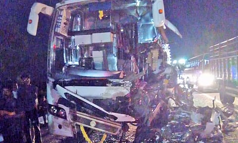 லாரி மீது ஆம்னி பஸ் மோதி 2 பேர் பரிதாப பலி: வேளாண் அதிகாரி உள்பட 7 பேர் படுகாயம்