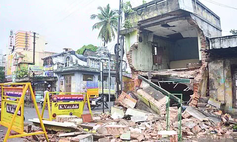 விடிய விடிய கனமழை: மாடி கட்டிடம் இடிந்து சாலையில் விழுந்தது