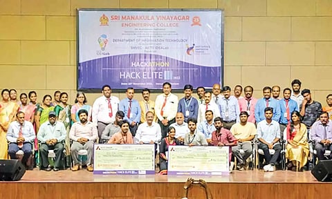 மணக்குள விநாயகர் என்ஜினீயரிங் கல்லூரியில் ஹேக் எலைட் எனும் ஹக்கதான் நிகழ்ச்சி நடைபெற்ற காட்சி.