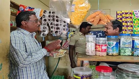 உணவு பாதுகாப்பு அதிகாரிகள் கடைகளில்  ஆய்வு செய்த போது எடுத்த படம்.