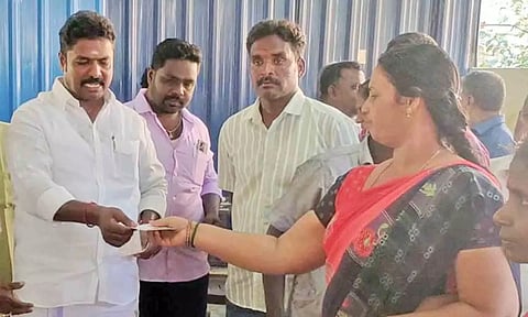 &nbsp;மாத உதவி தொகை&nbsp; ஆணையை கல்யாணசுந்தரம் எம்.எல்.ஏ. வழங்கிய காட்சி.