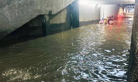 கடலூரில் அதிகாலையில் பெய்த திடீர் கனமழையால் திருப்பாதிரிபுலியூர் ரெயில்வே சுரங்கப்பாதையில் மழை நீர் சுழ்ந்துள்ளதை படத்தில் காணலாம்