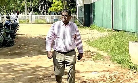 கோவை சி.பி.சி.ஐ.டி அலுவலகத்தில் ஆஜராக வந்த ஓய்வு பெற்ற ஐ.பி.எஸ். அதிகாரி மகன் சிவக்குமார்.