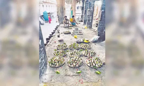 புனிதநீர் அடங்கிய சங்குகள் அடுக்கி வைக்கப்பட்டுள்ளது.