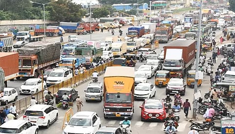 சீலநாயக்கன்பட்டி பகுதியில் பாலம் கட்டப்படாததால்  வாகன நெரிசல் ஏற்பட்டுள்ள காட்சி.