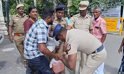 விவசாயி தீக்குளிக்க முயற்சி பரபரப்பு